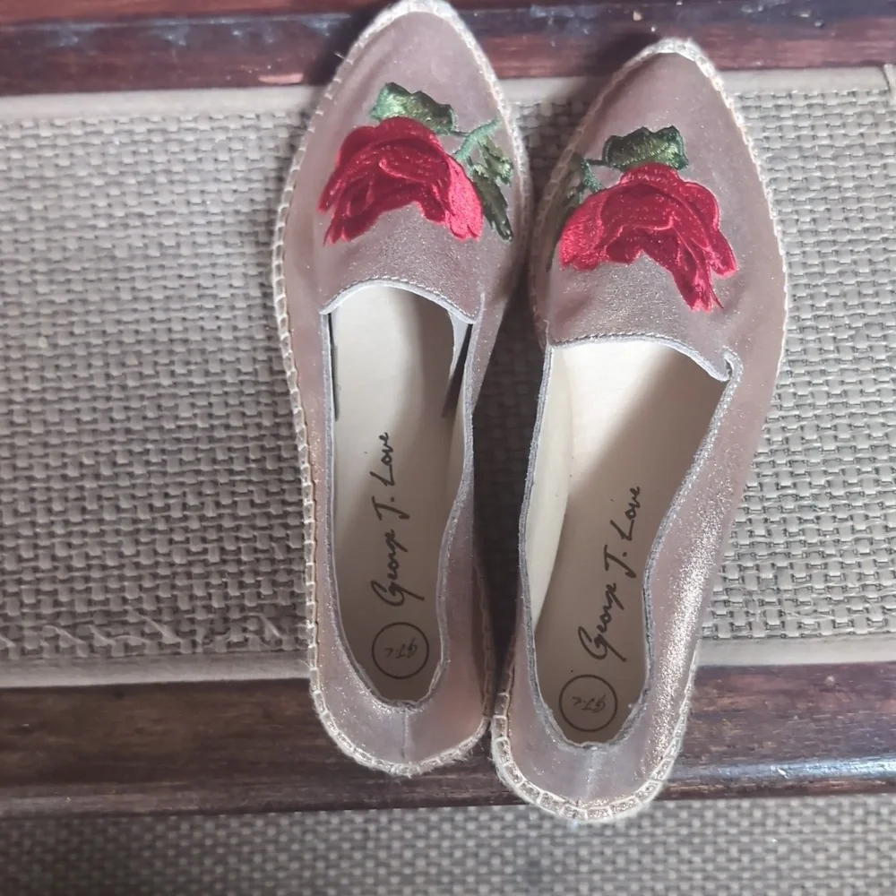 New Jorge J Love Size 6.5 Gold Embroidered Rose Loafers Smoking Slipper